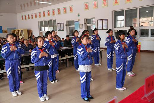 尚义县八道沟镇中心小学学生用手语表演《感恩的心》表达感激之情