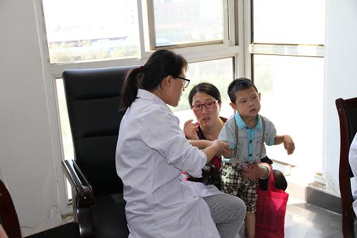 省优抚医院医务人员为脑瘫儿童检查病情