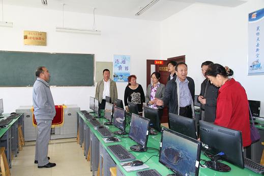 中华慈善总会领导考察验收援建的张北成龙学校微机室