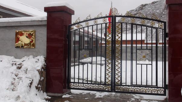 新建成的晶龙赤城县下堡希望小学学校大门及围墙