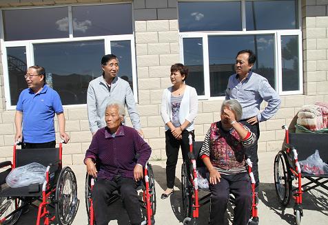 市民政局扶贫工作组带队领导刘润江副局长、市慈善总会梁登峰会长为怀安县强地村残疾人发放轮椅