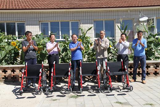 市民政局扶贫工作组带队领导刘润江副局长、市慈善总会王士原副会长为康保县小英图村残疾人发放轮椅